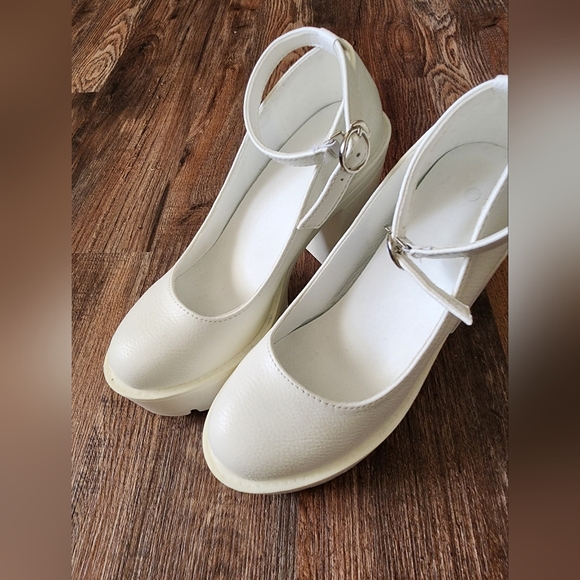 Women's White Platform Heels Size Eight - Picture 9 of 10